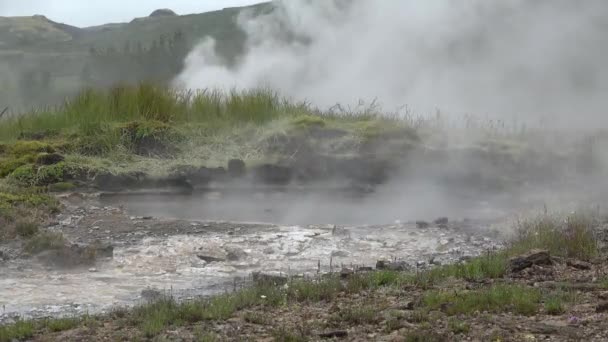 Islândia. Atividade vulcânica, Terra Área geotérmica, fumarolas panelas de lama de ebulição vulcânica . — Vídeo de Stock