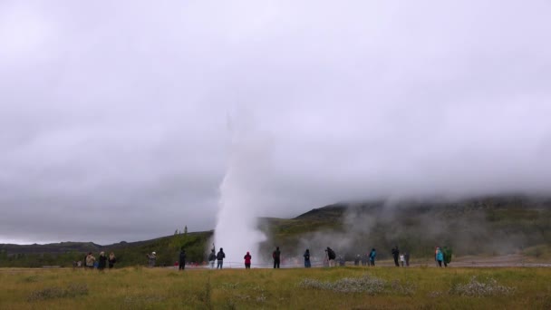 Islândia. Atividade vulcânica, Terra Área geotérmica, fumarolas panelas de lama de ebulição vulcânica . — Vídeo de Stock