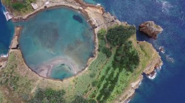 Atlantik Okyanusu 'ndaki volkanik bir adanın üzerinden uçmak. Kumlu sahil ve mavi turkuaz deniz suları üzerinde havadan uçuş.