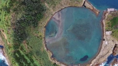 Atlantik Okyanusu 'ndaki volkanik bir adanın üzerinden uçmak. Kumlu sahil ve mavi turkuaz deniz suları üzerinde havadan uçuş.