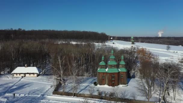 Año Nuevo en el pueblo. Paisaje invernal. Vista aérea. Pueblo tradicional ucraniano en invierno — Vídeos de Stock