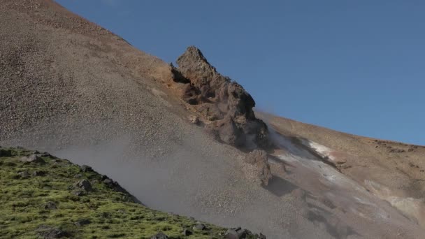 Islande.Activité géothermique, De la vapeur chaude jaillit du sol. Paysage martien. — Video