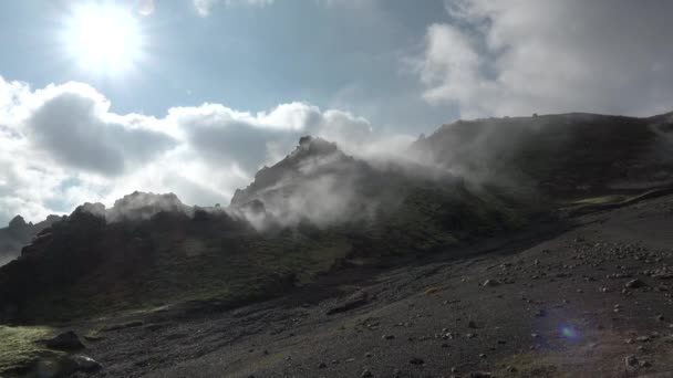 Islanda.Attività geotermica, dal suolo erutta vapore caldo. Paesaggio marziano. — Video Stock