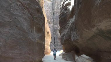 Petra, Ürdün 7 Mayıs 2021: Petra harabelerinde yürüyen eski Nabatean binaları kayalara oyulmuş bir turist