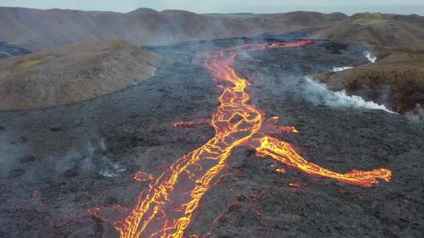 Извержение вулкана в Исландии. Впечатляющий вид на взрывающуюся красную лаву с активного вулкана. — стоковое видео
