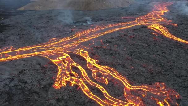 Eruzione vulcanica in Islanda. Impressionante veduta della lava rossa che esplode dal vulcano attivo. — Video Stock