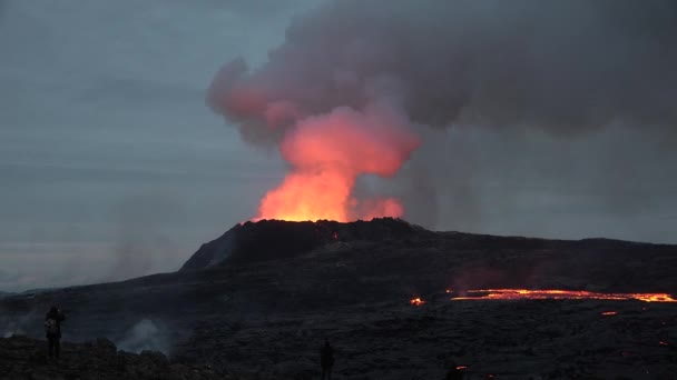アイスランドの火山噴火。活火山からの爆発する赤い溶岩の印象的な眺め. — ストック動画