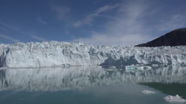 Iceberg di ghiaccio blu. Lo scioglimento del ghiaccio nell'oceano. Ecologia del pianeta Terra. — Video Stock