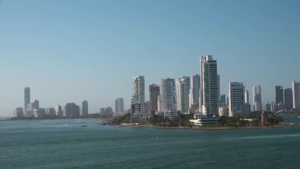 Panorama de la ciudad moderna. Vista desde el mar. Cartagena, Colombia. Ciudad de Cartagena filmada desde crucero — Vídeos de Stock