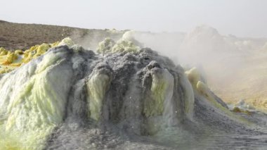 Çölün muhteşem renkleri. Dallol yanardağının asit volkanik krateri, Etiyopya 'nın uzak Danakil depresyon çöllerinde yer alır.