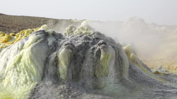 Fantásticos colores del desierto. Cráter volcánico ácido del volcán Dallol, ubicado en los remotos desiertos de depresión de Danakil en Etiopía — Vídeo de stock