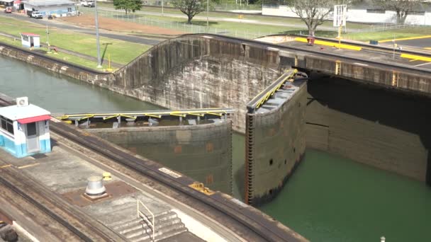 Panama. Un cargo passe par les portes du canal de Panama. — Video