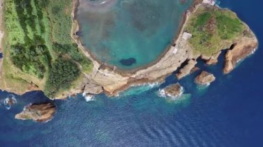Resimli Lagoa das Sete Cidades 'in volkan kraterindeki panoramik görüntüsü. Kraterin içinde resim gibi bir göl.