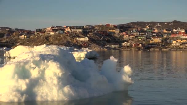 凍った海と息をのむような風景の中で、氷河や浮遊氷塊の間で北極航海 — ストック動画
