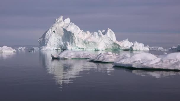 Navegación ártica entre glaciares y bloques de hielo flotantes, en el mar congelado y el paisaje impresionante — Vídeos de Stock