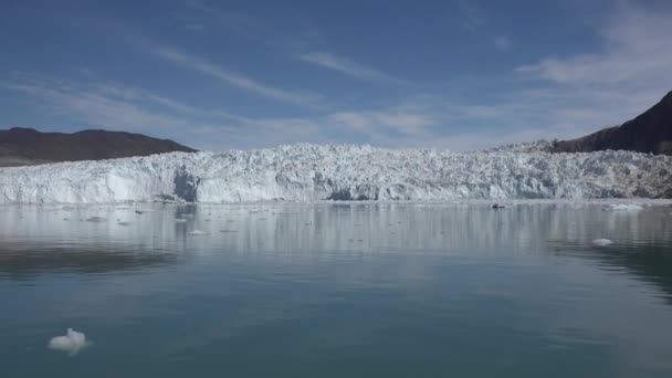 Navigation arctique entre glaciers et blocs de glace flottants, dans la mer gelée et un paysage à couper le souffle — Video