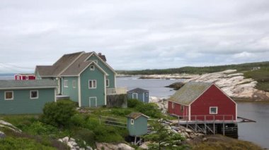 Geleneksel Norveçli balıkçı kulübeleri, Lofoten adalarında. Norveç Yazı.