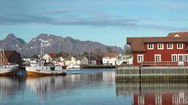 Geleneksel Norveçli balıkçı kulübeleri, Lofoten adalarında. Norveç Yazı.