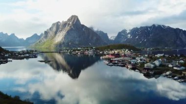 Geleneksel Norveçli balıkçı kulübeleri, Lofoten adalarında. Norveç Yazı.