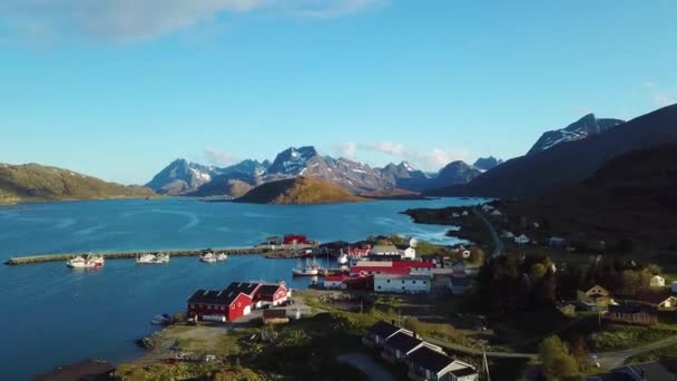 Традиционные норвежские рыбацкие хижины на Лофотенских островах. Лето Норвегии. — стоковое видео