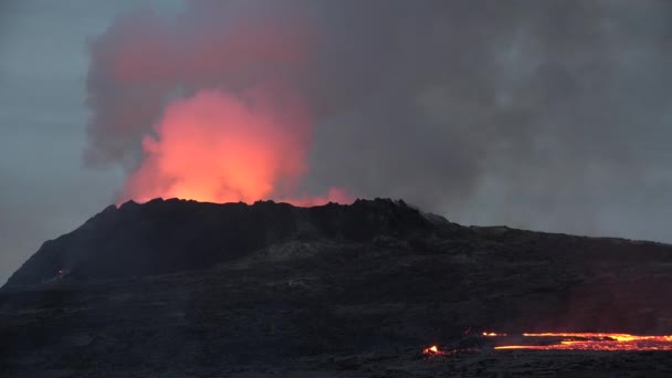 Ісландія. Вулканічне виверження. Лава і кратери. — стокове відео