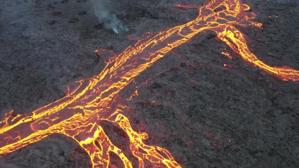 IJsland. Vulkaanuitbarsting. Vloeiende lava en kraters. — Stockvideo