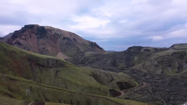 Islândia. Landmannalaugar é uma famosa área de montanhas riolitas coloridas. Campos de lava e trilhas únicas para caminhadas. — Vídeo de Stock