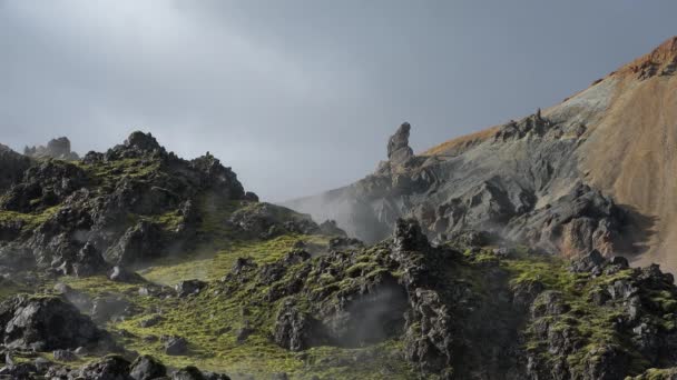 İzlanda. Landmannalaugar renkli rhyolite dağlarının ünlü bir alanıdır. Lav alanları ve eşsiz yürüyüş yolları.. — Stok video