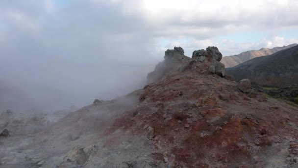 Island. Landmannalaugar är ett berömt område med färgglada rytolitberg. Lava fält, och unika vandringsleder. — Stockvideo