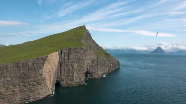 Viaje para as ilhas no Atlântico. Natureza das Ilhas Faroé. Natureza de tirar o fôlego das Ilhas Faroé. — Vídeo de Stock