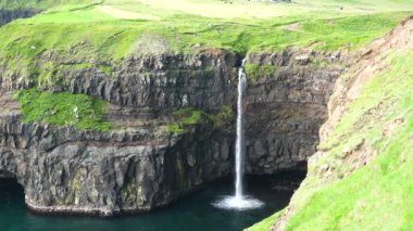 Atlantik 'teki adalara git. Faroe Adaları 'nın doğası. Faroe Adaları 'nın nefes kesici doğası.