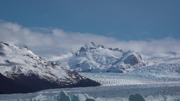 Cambiamento climatico. Scioglimento dei ghiacciai e degli iceberg nell'oceano. Paesaggio glaciale artico nel patrimonio mondiale dell'Unesco. — Video Stock