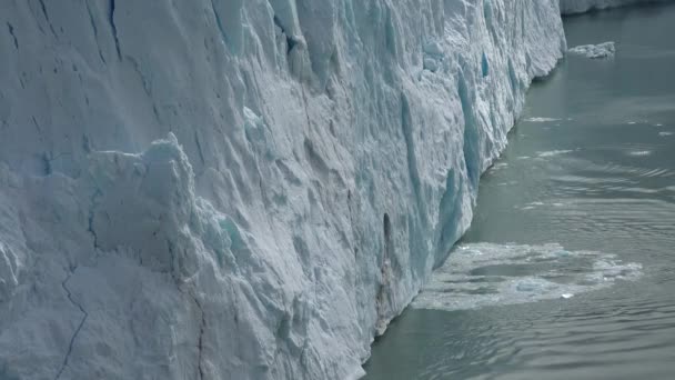 Perubahan iklim. Meleleh gletser dan gunung es di laut. Pemandangan es alam Arktik di Situs Warisan Dunia Unesco. — Stok Video
