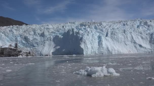 Alterações climáticas. Geleiras derretendo e icebergs no oceano. Paisagem de gelo da natureza ártica na Unesco Patrimônio Mundial. — Vídeo de Stock