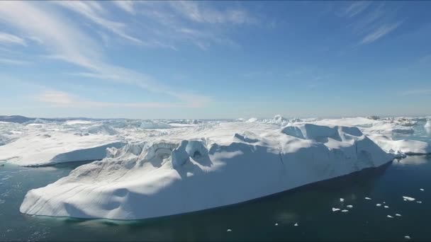 Éghajlatváltozás. Gleccserek és jéghegyek olvadnak az óceánban. Északi-sarkvidéki jégtáj az UNESCO világörökségi helyszínén. — Stock videók