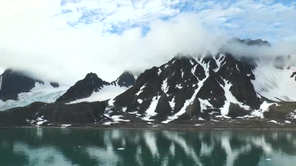 Éghajlatváltozás. Gleccserek és jéghegyek olvadnak az óceánban. Északi-sarkvidéki jégtáj az UNESCO világörökségi helyszínén. — Stock videók