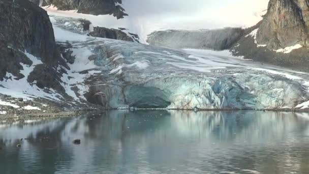 Cambiamento climatico. Scioglimento dei ghiacciai e degli iceberg nell'oceano. Paesaggio glaciale artico nel patrimonio mondiale dell'Unesco. — Video Stock