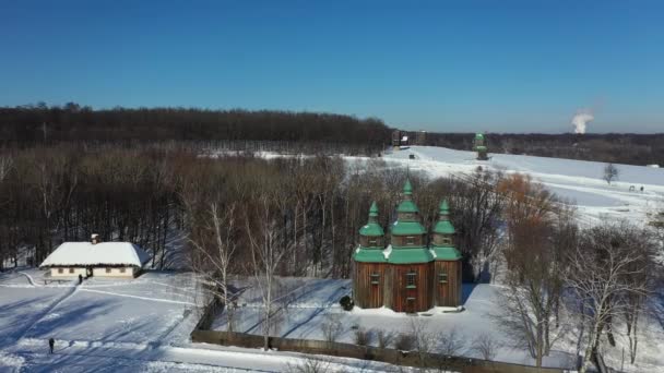 Vacaciones de Navidad o Año Nuevo. paisaje tradicional del pueblo en un día claro de invierno. Casas y campos cubiertos de nieve. — Vídeos de Stock