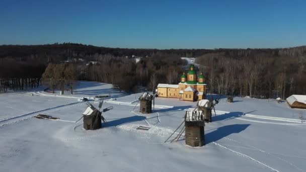 Vacaciones de Navidad o Año Nuevo. paisaje tradicional del pueblo en un día claro de invierno. Casas y campos cubiertos de nieve. — Vídeos de Stock