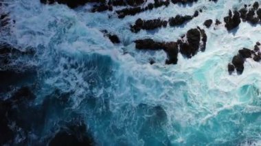 Atlantik Okyanusu 'nun dalgaları kıyı kayalarına çarpar.