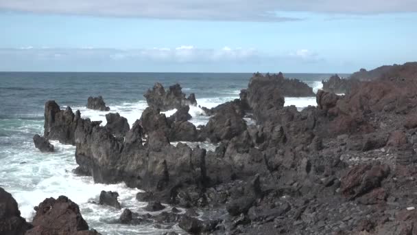 Olas del Océano Atlántico chocan contra rocas costeras — Vídeos de Stock
