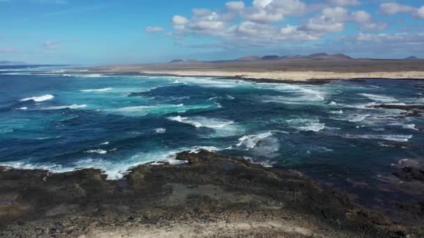 Vågor i Atlanten krasch på kustnära stenar — Stockvideo