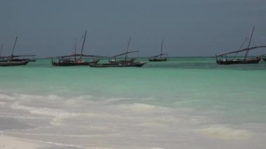 Hint Okyanusu 'nda Afrikalı balıkçıların tekneleri. Bir sürü Afrika geleneksel ahşap teknesi sığ sularda demirlemiş.