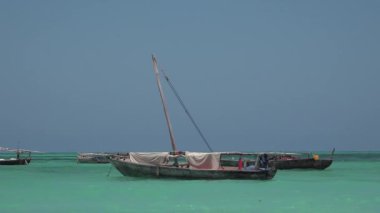 Hint Okyanusu 'nda Afrikalı balıkçıların tekneleri. Bir sürü Afrika geleneksel ahşap teknesi sığ sularda demirlemiş.