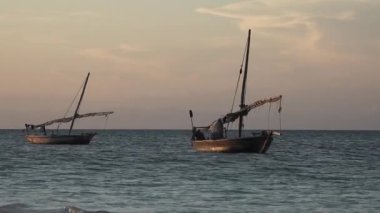 Hint Okyanusu 'nda Afrikalı balıkçıların tekneleri. Bir sürü Afrika geleneksel ahşap teknesi sığ sularda demirlemiş.