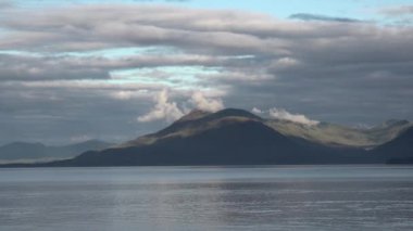 Alaska mı? Muhteşem ve çok renkli bir gün batımı. Gezide güzel panoramik gün batımı.