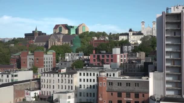 Utsikt från ett kryssningsfartyg på byggnaderna i en modern stad. Resor till östra Kanada. — Stockvideo
