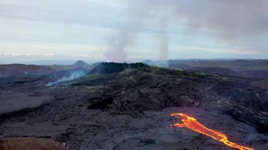 Volkanik bir patlamadan sonra İzlanda 'daki bir vadiye kızıl volkanik lav yayılıyor..