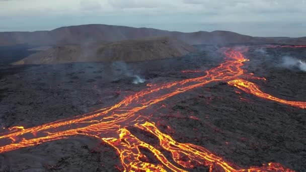 Glühende Vulkanlava breitet sich nach Vulkanausbruch über ein Tal in Island aus. — Stockvideo