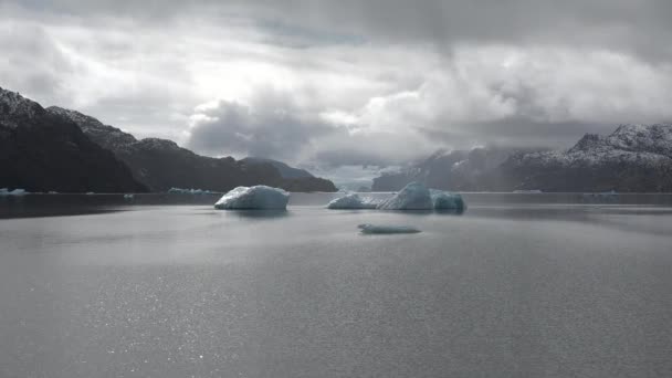 Modré ledovce na ledovcovém jezeře — Stock video